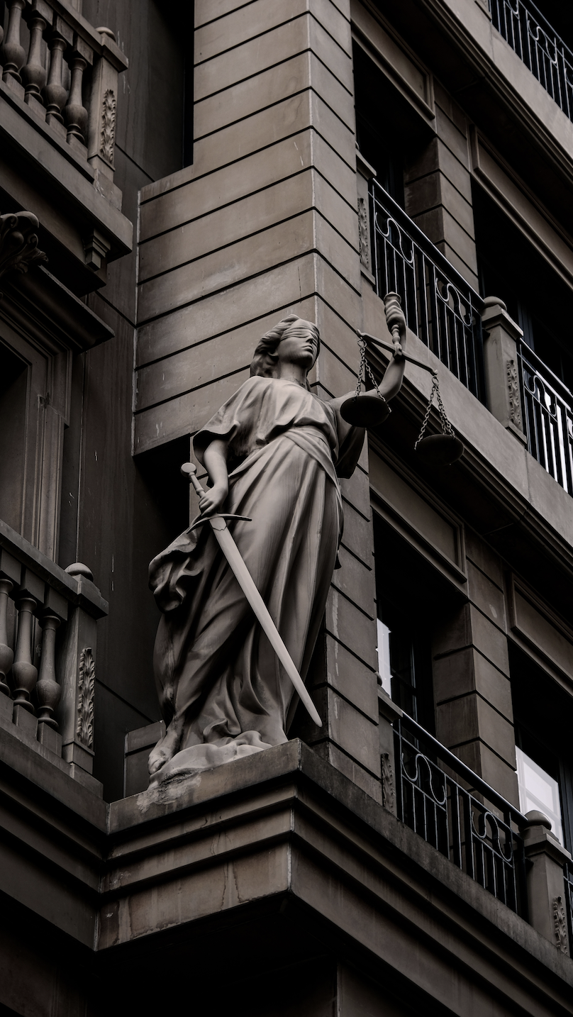 Maître Katheleen Vovard, Avocate pénaliste au barreau de Paris : « Ensemble, protégeons votre liberté.» Domaines d'expertises Garde à vue et urgence pénale : Assistance en garde à vue, auditions, mise en examen et toutes les étapes de la procédure. Droit pénal général : Défense des personnes mises en cause ou victimes devant les juridictions pénales et les cours d’assises. Droit pénal des affaires : Accompagnement des dirigeants confrontés à des problématiques pénales et des enjeux de conformité. Droit pénitentiaire : Accompagnement des personnes détenues, demande de mise en liberté et aménagement de peine. Violences, criminalité et infractions sexuelles : Défense des dossiers sensibles nécessitant une approche rigoureuse. Droit pénal du travail : Défense des intérêts des employeurs et salariés dans les contentieux pénaux professionnels. Urgence pénale — Être assisté(e) immédiatement. À votre écoute 24H/24, 7J/7