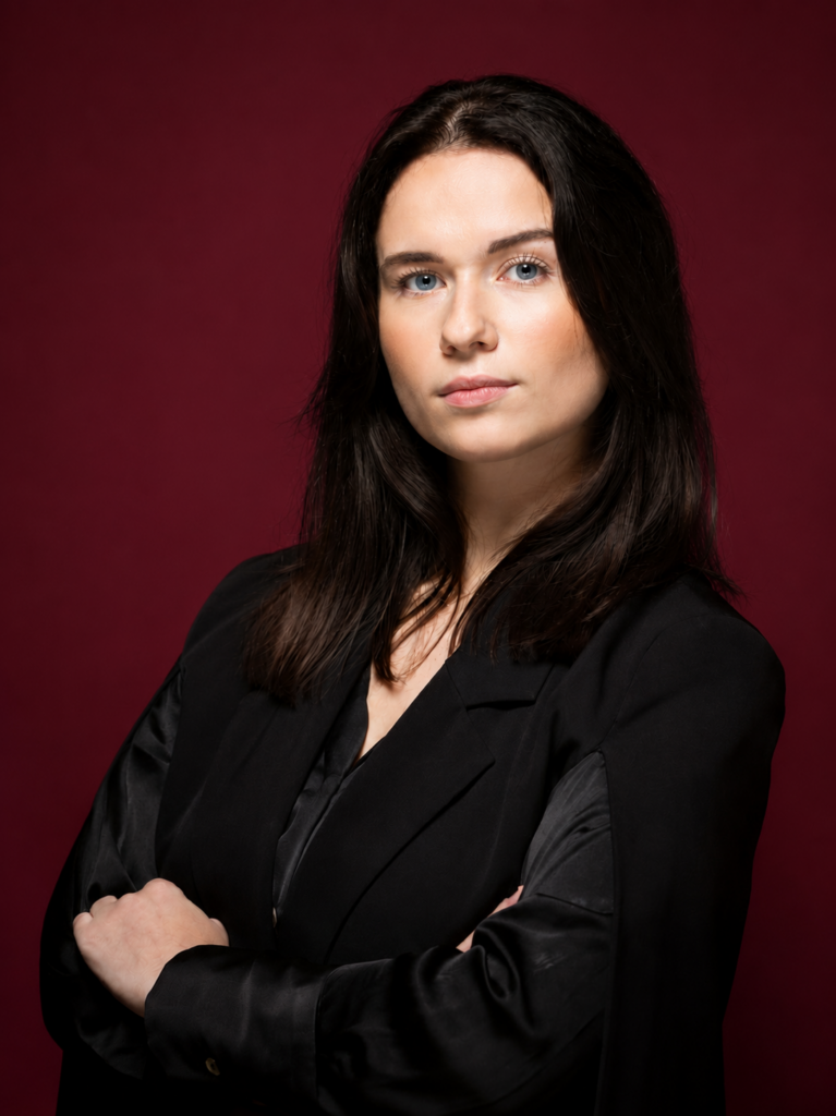 Maître Katheleen Vovard, Avocate pénaliste au barreau de Paris : « Ensemble, protégeons votre liberté.» Domaines d'expertises Garde à vue et urgence pénale : Assistance en garde à vue, auditions, mise en examen et toutes les étapes de la procédure. Droit pénal général : Défense des personnes mises en cause ou victimes devant les juridictions pénales et les cours d’assises. Droit pénal des affaires : Accompagnement des dirigeants confrontés à des problématiques pénales et des enjeux de conformité. Droit pénitentiaire : Accompagnement des personnes détenues, demande de mise en liberté et aménagement de peine. Violences, criminalité et infractions sexuelles : Défense des dossiers sensibles nécessitant une approche rigoureuse. Droit pénal du travail : Défense des intérêts des employeurs et salariés dans les contentieux pénaux professionnels. Urgence pénale — Être assisté(e) immédiatement. À votre écoute 24H/24, 7J/7